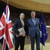 Trưởng đoàn đàm phán Brexit của EU Michel Barnier (phải) và người đồng cấp Anh David Frost tại cuộc gặp ở Brussels, Bỉ ngày 2/3/2020. (Ảnh: AFP/TTXVN)