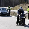 Cảnh sát Phần Lan kiểm tra các phương tiện trong thời gian hạn chế lưu thông do dịch COVID-19 ở khu vực thủ đô Uusimaa, ngày 28/3/2020. (Ảnh: AFP/TTXVN)