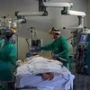 Nhân viên y tế chăm sóc bệnh nhân nhiễm COVID-19 tại bệnh viện ở Madrid, Tây Ban Nha, ngày 14/4/2020. (Ảnh: AFP/TTXVN)