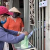 Người dân đến lấy gạo miễn phí tại cây ATM gạo nghĩa tình ở thành phố Long Khánh, Đồng Nai. (Ảnh: Lê Xuân/TTXVN)