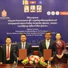 Metfone ký MOU cùng Bộ Giáo dục, Thanh niên và Thể thao Campuchia ngày 25/3 về giải pháp duy trì học tập của học sinh qua các kênh học trực tuyến trong thời kỳ dịch COVID-19. (Ảnh: TTXVN phát)