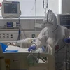 Nhân viên y tế chăm sóc bệnh nhân mắc COVID-19 tại một bệnh viện ở Daegu, Hàn Quốc ngày 18/3/2020. (Ảnh: THX/TTXVN)