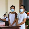 Hai bị cáo Minh và Giàu tại phiên tòa. (Ảnh: Thanh Liêm/TTXVN)