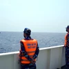 Lực lượng Cảnh sát biển hai nước thực hiện nghi thức chào xã giao trên biển. (Ảnh: TTXVN phát)