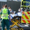 Nhân viên y tế chuyển bệnh nhân mắc COVID-19 tại Adelaide, Australia ngày 21/4/2020. (Ảnh: AFP/TXVN)