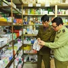 Cán bộ Đội QLTT thành phố Ninh Bình kiểm tra mặt hàng khẩu trang. (Ảnh: Minh Đức/TTXVN)