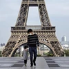 Người dân đeo khẩu trang nhằm ngăn chặn sự lây lan của dịch COVID-19 tại Paris, Pháp ngày 20/4/2020. (Ảnh: AFP/TTXVN)