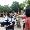 Trường THCS Bình Xuyên (huyện Bình Xuyên) thực hiện kiểm tra thân nhiệt cho học sinh trước khi vào lớp. (Ảnh: Hoàng Hùng/TTXVN)