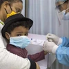 Một trẻ nhỏ được lấy mẫu xét nghiệm COVID-19 tại La Vega, CH Dominica ngày 5/5/2020. (Ảnh: AFP/TTXVN)
