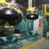 Hoạt động sản xuất tại nhà máy sản xuất lốp xe tải Radial công suất 600.000 lốp/năm của Công ty cổ phần Cao su Đà Nẵng, tại Khu công nghiệp Liên Chiểu (Đà Nẵng). Ảnh: Văn Sơn - TTXVN