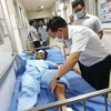 Lãnh đạo Sở Y tế Đồng Nai thăm hỏi những nạn nhân bị thương đang cấp cứu tại bệnh viện. (Ảnh: Sỹ Tuyên/TTXVN)