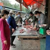 Quầy bán thịt lợn tại chợ Hoàng Mai, Hà Nội. (Ảnh: Phương Anh-TTXVN)