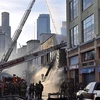 Lực lượng cứu hỏa nỗ lực dập lửa tại hiện trường vụ cháy nổ ở khu trung tâm thương mại Little Tokyo, Los Angeles, Mỹ ngày 16/5/2020. (Ảnh: Daily News/ TTXVN)