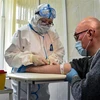 Nhân viên y tế lấy mẫu xét nghiệm COVID-19 cho bệnh nhân tại một cơ sở y tế ở Moskva, Nga ngày 15/5/2020. (Ảnh: AFP/TTXVN)