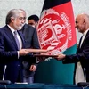 Tổng thống Afghanistan Ashraf Ghani (phải) và ông Abdullah Abdullah tại lễ ký thỏa thuận chia sẻ quyền lực ở Kabul, Afghanistan ngày 17/5/2020. (Ảnh: AFP/ TTXVN)