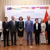 Thứ trưởng Bộ Ngoại giao Nguyễn Quốc Dũng chụp ảnh với đại diện các nước tại buổi lễ trao tặng hỗ trợ vật tư y tế phòng, chống COVID-19. (Ảnh: Văn Điệp/TTXVN)