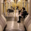 Hành khách di chuyển bằng tàu điện ngầm của hãng Tfl ở London, Anh ngày 14/5/2020. (Ảnh: AFP/TTXVN)