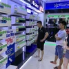 Khách hàng tham quan và mua hàng điều hòa nhiệt độ tại hệ thống siêu thị điện máy Nguyễn Kim (thành phố Hưng Yên). (Ảnh: Phạm Kiên/TTXVN)