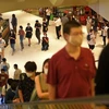 Người dân đeo khẩu trang phòng lây nhiễm COVID-19 tại trung tâm thương mại ở Bangkok, Thái Lan ngày 17/5/2020. (Ảnh: THX/ TTXVN)