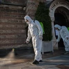 Khử trùng một nhà thờ ở thủ đô Sofia, Bulgaria nhằm ngừa dịch COVID-19 ngày 11/4/2020. (Ảnh: AFP/TTXVN)