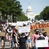Người biểu tình tuần hành tại Washington D.C., Mỹ ngày 29/5/2020, bày tỏ phẫn nộ trước cái chết của người da màu George Floyd. (Ảnh: THX/TTXVN)