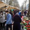 Người dân mua sắm tại một khu chợ ở Berlin, Đức ngày 28/3/2020. (Ảnh: AFP/TTXVN)