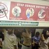Tấm biển ghi các biện pháp phòng bệnh sốt xuất huyết trên tàu điện ngầm ở Singapore. (Ảnh: AFP/TTXVN)