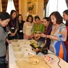Phụ nữ ASEAN với tiết mục giới thiệu ẩm thực Việt Nam. (Ảnh minh họa: Lương Tuấn-Vĩnh Hà/Vietnam+) 