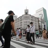 Người dân di chuyển trên đường phố tại Tokyo, Nhật Bản. (Ảnh: THX/TTXVN)