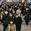 Người dân đeo khẩu trang phòng lây nhiễm COVID-19 tại Tokyo, Nhật Bản ngày 16/4/2020. (Ảnh: AFP/TTXVN)