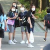 Học sinh tới trường tại Soeul, Hàn Quốc ngày 8/6/2020. (Ảnh: Yonhap/TTXVN)