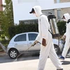 Nhân viên y tế phun thuốc khử trùng tại thủ đô Rabat, Maroc nhằm ngăn dịch COVID-19 lây lan, ngày 16/4/2020. (Ảnh: THX/TTXVN)