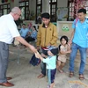 Đại sứ Bỉ tại Việt Nam Paul Jansen trao tặng túi quà đồ dùng vệ sinh cá nhân cho trẻ mầm non. (Nguồn: Vietnam+)
