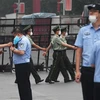 Cảnh sát gác tại lối vào chợ Tân Phát Địa ở Bắc Kinh, Trung Quốc, ngày 13/6, sau khi chợ phải đóng cửa do phát hiện ca nhiễm COVID-19 mới. (Ảnh: AFP/TTXVN)