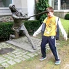 Hàng loạt những bức ảnh mỉa mai làn sóng đập phá tượng đài tại Anh đã gây sốt trên mạng xã hội, như bức ảnh cậu bé bị tượng đài 'đánh' lại. (Nguồn: Daily Mail)