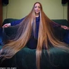 Mái tóc này còn dài hơn chính chiều cao cơ thể của cô, và khiến cho nhiều người không tin rằng đó là tóc thật. (Nguồn: Daily Mail)