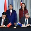 Thủ tướng Nguyễn Xuân Phúc và Thủ tướng New Zealand Jacinda Ardern chứng kiến lễ ký Kế hoạch hợp tác chiến lược giữa Bộ Giáo dục và Đào tạo Việt Nam và Cơ quan Giáo dục New Zealand về giáo dục-đào tạo giai đoạn 2018-2020, ngày 13/3/2018, trong chuyến thăm