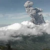 Núi lửa Merapi ở Indonesia phun tro bụi ngày 21/6/2020. (Ảnh: AFP/TTXVN)