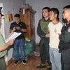 Lực lượng An ninh điều tra, Công an tỉnh Hòa Bình đọc lệnh bắt và khám xét nơi ở của đối tượng Trịnh Bá Tư. (Ảnh: Vũ Hà/TTXVN)