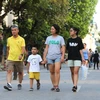 Nhiều gia đình đưa các em nhỏ đi chơi trên phố đi bộ nhân ngày Quốc tế thiếu nhi. (Ảnh: Thành Đạt/TTXVN)