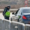 Cảnh sát Bulgaria kiểm tra các phương tiện giao thông trên tuyến đường cao tốc dẫn tới thủ đô Sofia trong bối cảnh lệnh tình trạng khẩn cấp được áp đặt nhằm ngăn dịch COVID-19 lây lan, ngày 21/3/2020. (Ảnh: AFP/TTXVN)