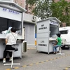 Nhân viên y tế lấy mẫu xét nghiệm COVID-19 cho người dân tại Bắc Kinh, Trung Quốc ngày 24/6/2020. (Ảnh: THX/TTXVN)