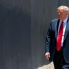 Tổng thống Mỹ Donald Trump (phía trước) thị sát khu vực tường biên giới giữa Mỹ và Mexico tại bang Arizona ngày 23/6/2020. (Ảnh: AFP/TTXVN)