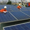 Điện Mặt Trời mái nhà không chỉ mang lại nhiều lợi ích kinh tế mà còn giúp chống nóng cho công trình và góp phần bảo vệ môi trường. (Ảnh: Ngọc Hà/TTXVN)