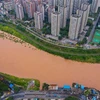Nước sông dâng cao do mưa lũ tại Trùng Khánh, Trung Quốc ngày 1/7/2020. (Ảnh: THX/TTXVN)