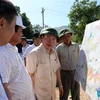Phó Chủ tịch Quốc hội Phùng Quốc Hiển cùng đoàn công tác kiểm tra khu vực tiếp nước từ hồ Tân Mỹ xuống hồ Cho Mo tại huyện Ninh Sơn. (Ảnh: Công Thử/TTXVN)