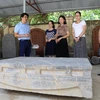 Sập đá hiện đang được bảo quản, nghiên cứu tại Bảo tàng tỉnh Ninh Bình. (Ảnh: Thùy Dung/TTXVN)