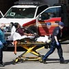 Nhân viên y tế chuyển bệnh nhân COVID-19 tới bệnh viện tại New York, Mỹ, ngày 6/4/2020. (Ảnh: AFP/ TTXVN)