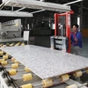 Công ty Cổ phần Quartz Việt Nam hoạt động từ tháng 4/2012, tại Khu công nghiệp Thụy Vân, thành phố Việt Trì (tỉnh Phú Thọ), chuyên sản xuất các loại đá ốp lát cao cấp xuất khẩu sang thị trường Hoa Kỳ. (Ảnh: Anh Tuấn/TTXVN)