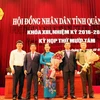 Thường trực Tỉnh ủy Quảng Ninh tặng hoa chúc mừng tân Phó Chủ tịch UBND tỉnh Quảng NInh Nguyễn Thị Hạnh. (Ảnh: Văn Đức/TTXVN)